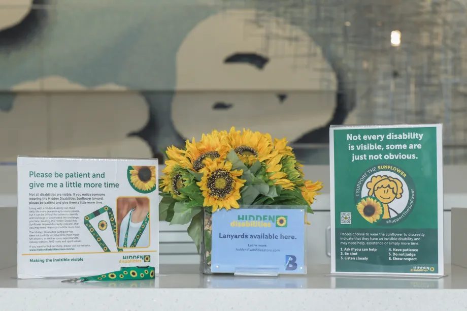5.	Pr&eacute;sentation du programme de cordons Tournesol, y compris une affiche qui pr&eacute;sente les services d&rsquo;aide aux personnes en situation de handicap non visible, &agrave; c&ocirc;t&eacute; d&rsquo;un vase rempli de tournesols.