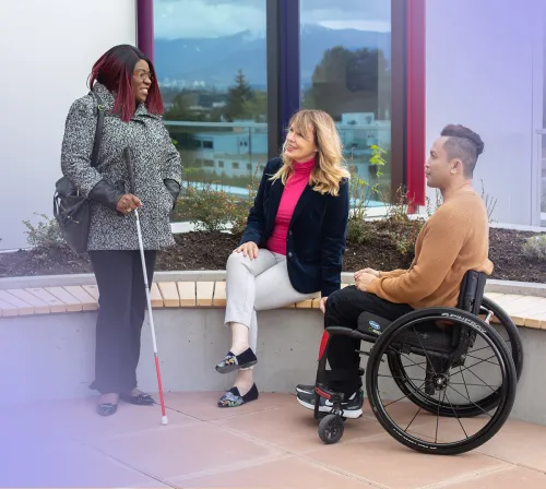 Trois personnes qui discutent